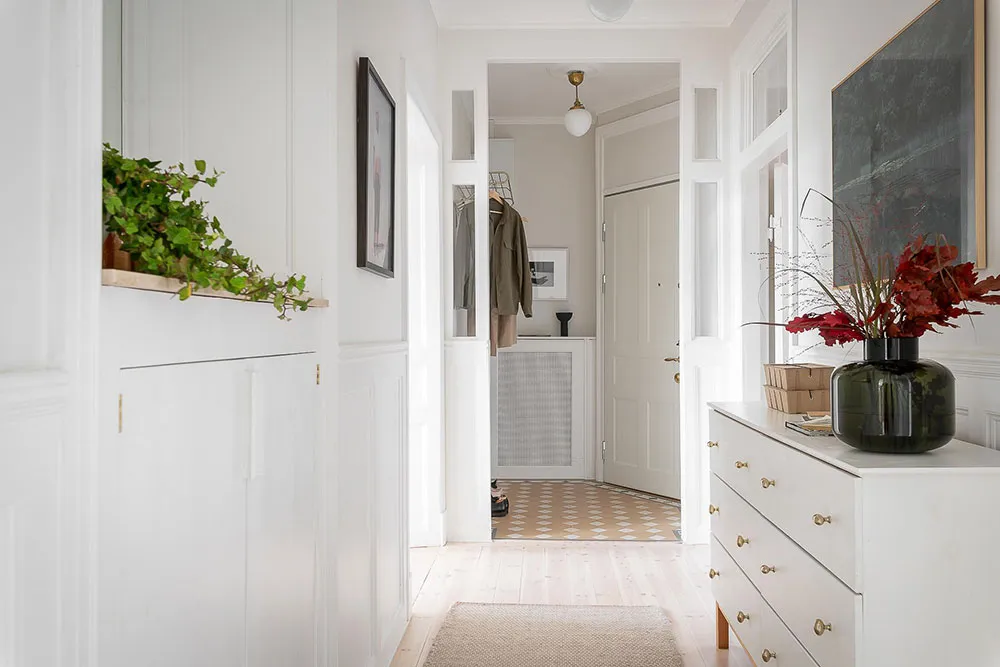 Світлий скандинавський інтер'єр із яскравими настінними постерами - Gallery image 16