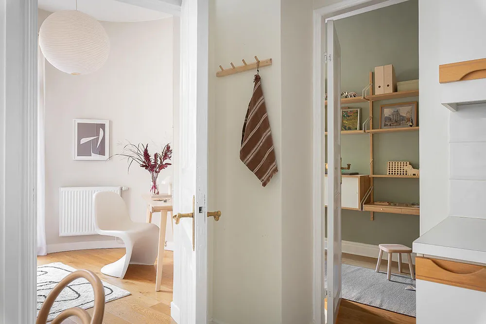 Світлий скандинавський інтер'єр із яскравими настінними постерами - Gallery image 22