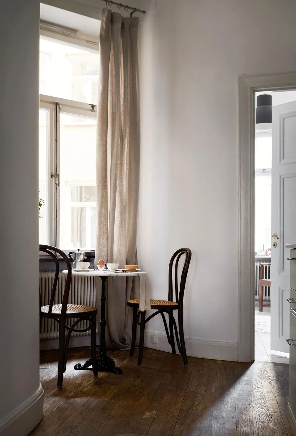 Interior escandinavo tranquilo con sofá de terciopelo azul (67 m²) - Gallery image 10