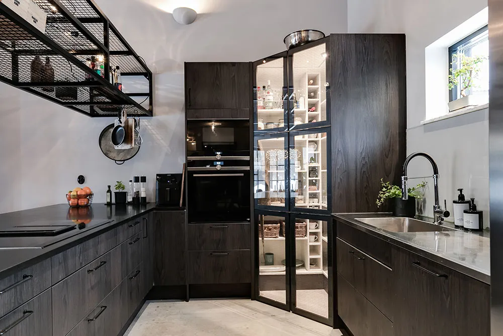 Cottage noir avec intérieur industriel - Gallery image 6