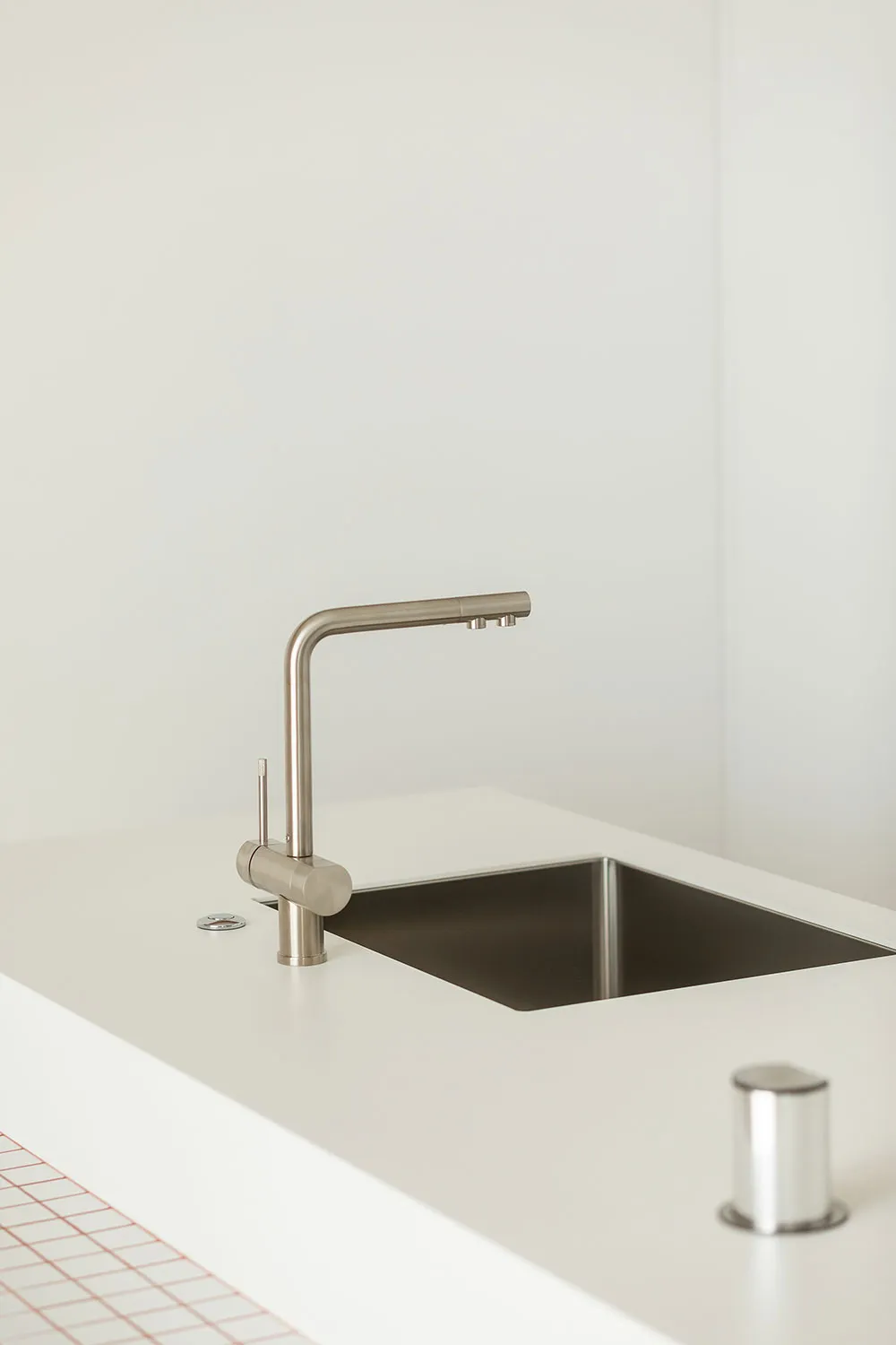 Concrete, Wood and Colorful Accents: Stylish Apartment in Kyiv - Gallery image 3