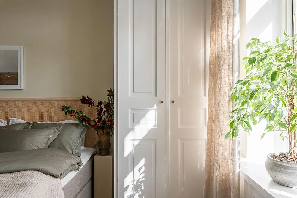 Світлий скандинавський інтер'єр із яскравими настінними постерами - Gallery image 10