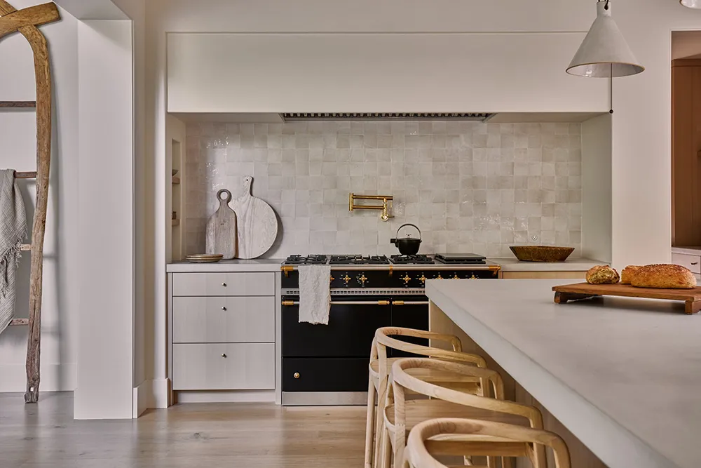 अमेरिका के जंगलों में स्थित एक आधुनिक कॉटेज का नरम, एकरंग आंतरिक दृश्य - Gallery image 19