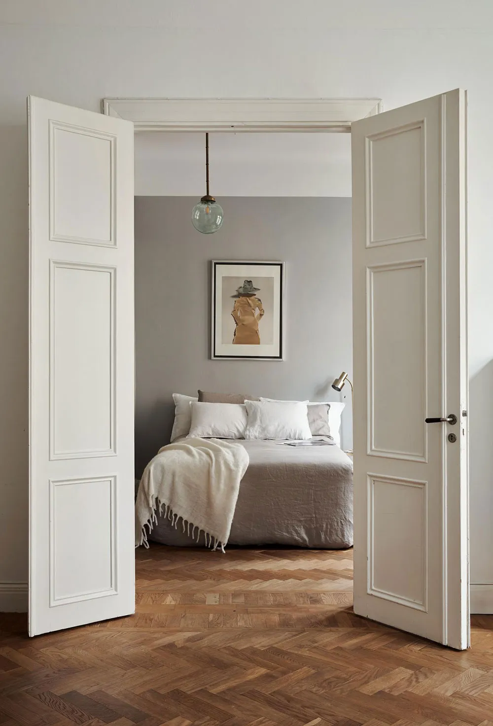 Interior escandinavo tranquilo con sofá de terciopelo azul (67 m²) - Gallery image 4