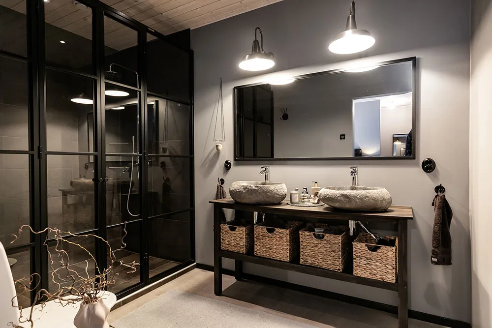 Cottage noir avec intérieur industriel - Gallery image 17