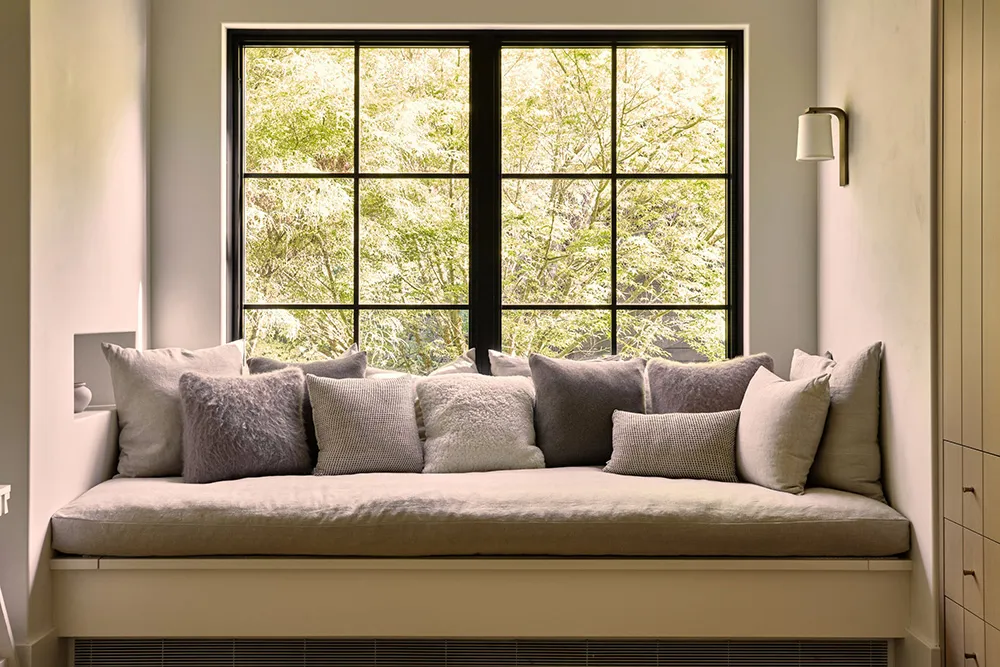 अमेरिका के जंगलों में स्थित एक आधुनिक कॉटेज का नरम, एकरंग आंतरिक दृश्य - Gallery image 30