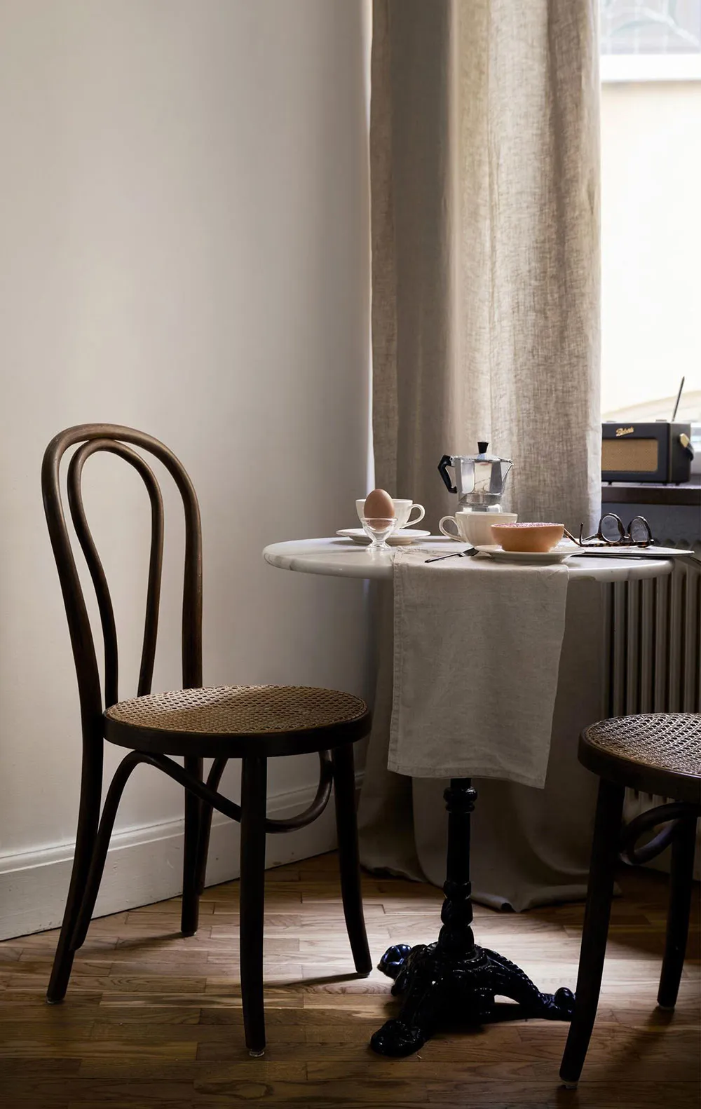 Interior escandinavo tranquilo con sofá de terciopelo azul (67 m²) - Gallery image 11