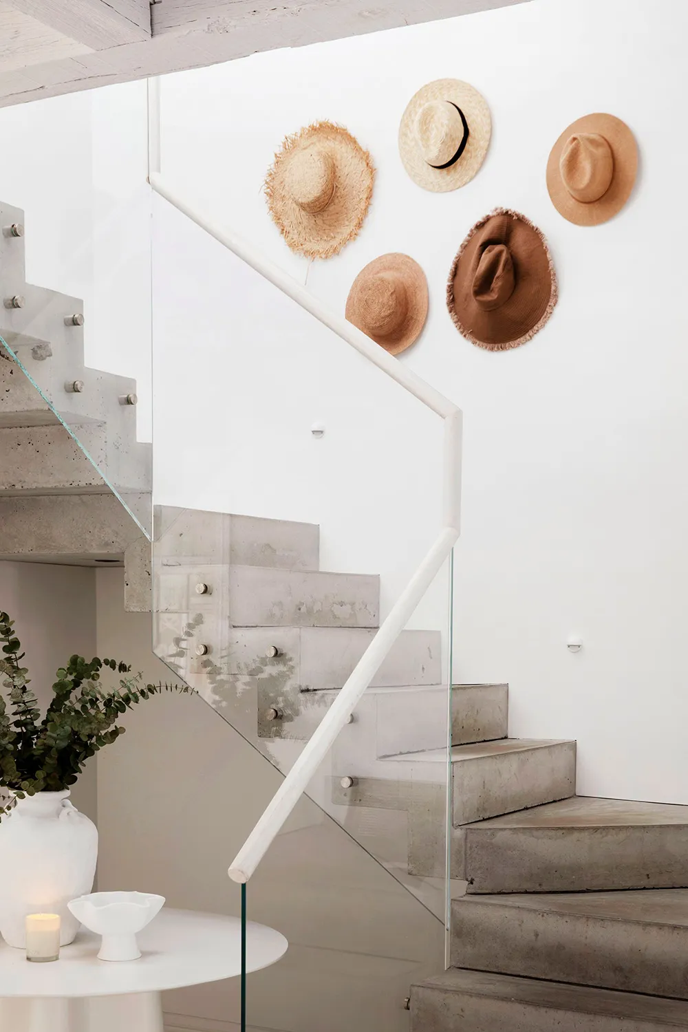 Beautiful white interior with ocean view in Australia - Gallery image 6