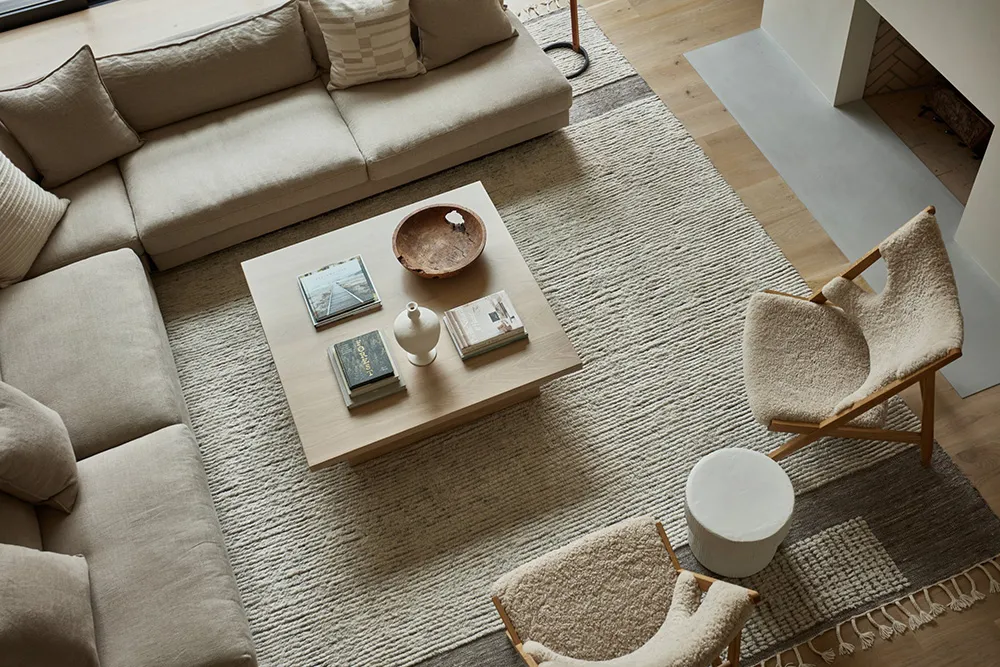 अमेरिका के जंगलों में स्थित एक आधुनिक कॉटेज का नरम, एकरंग आंतरिक दृश्य - Gallery image 7