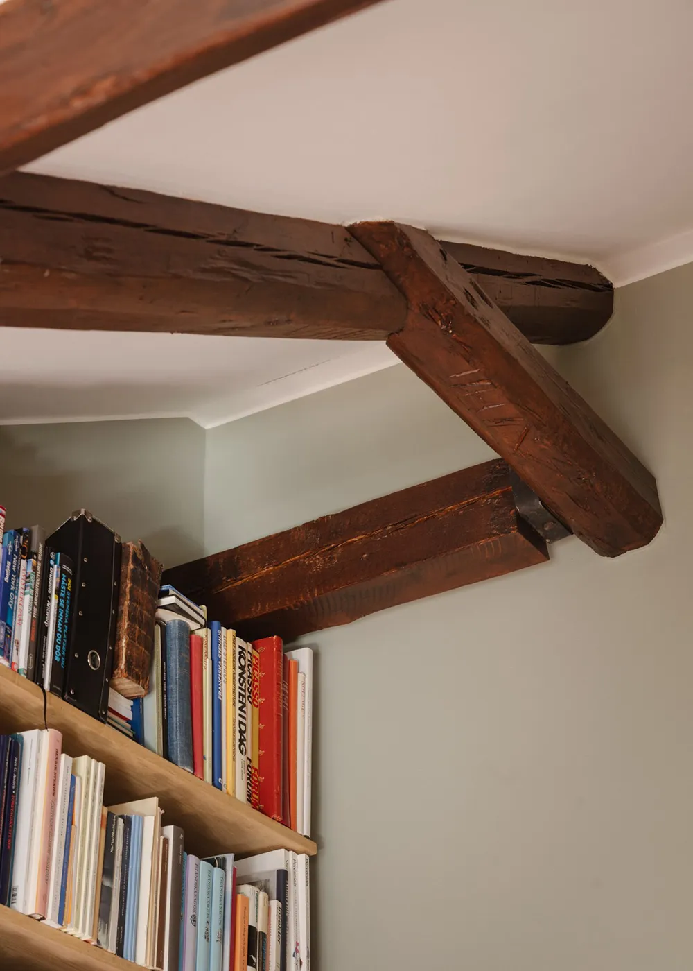 Живая мансарда с ретро-настроением в Стокгольме - Gallery image 27