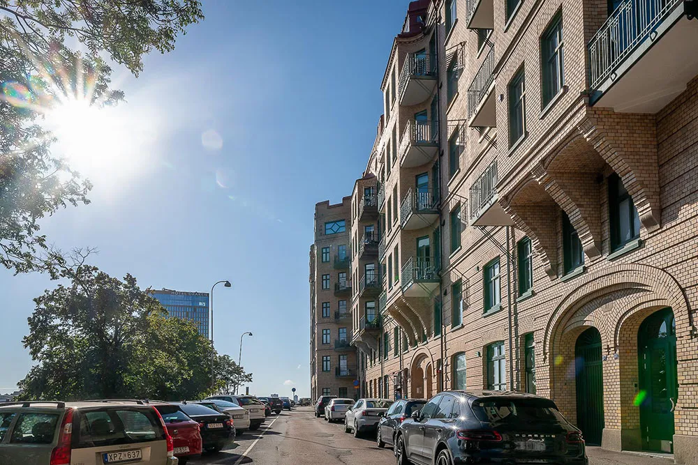 Світлий скандинавський інтер'єр із яскравими настінними постерами - Gallery image 35