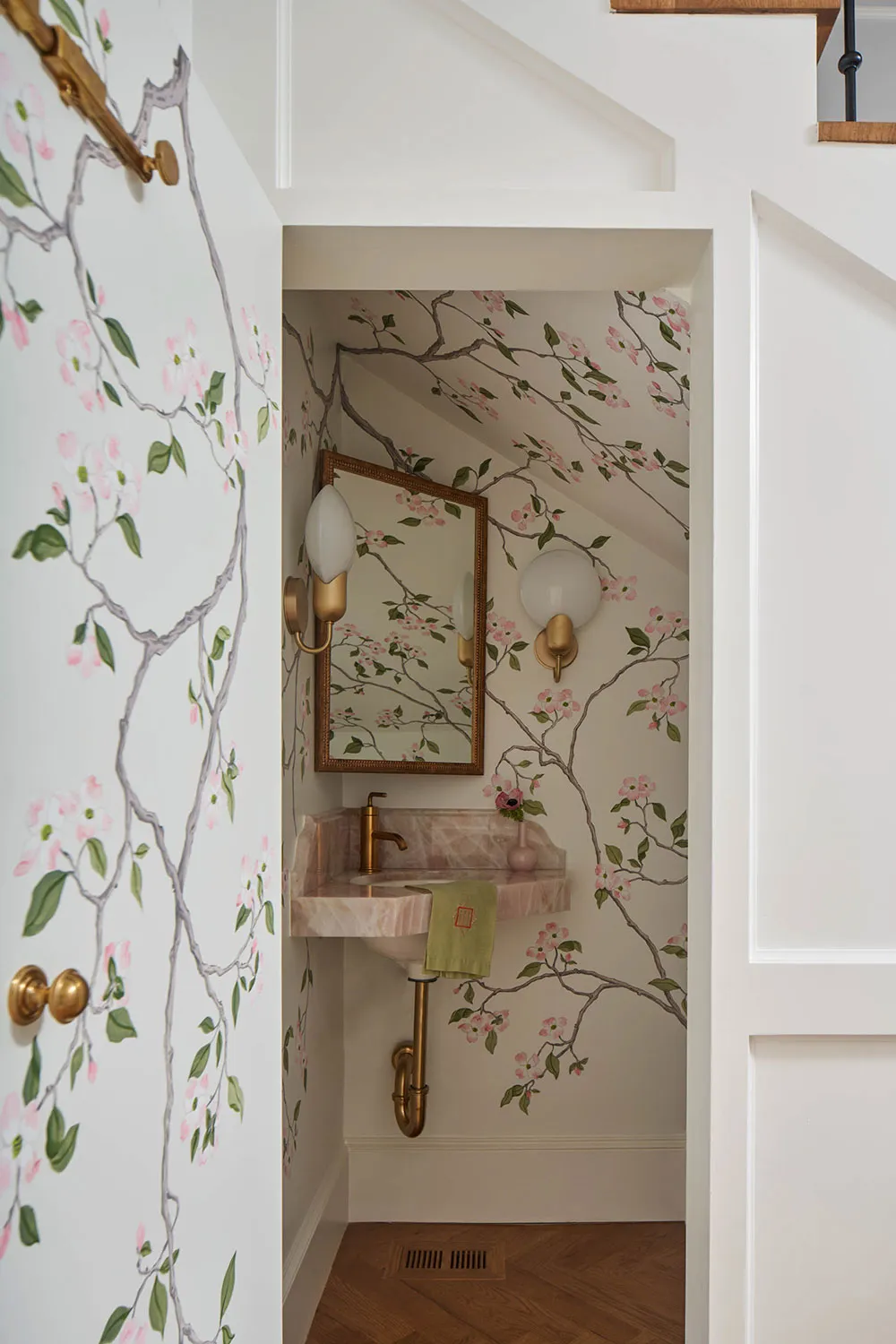 Leichte Pastelltöne und Wandpapiere in der Gestaltung eines schönen Hauses in Texas - Gallery image 12