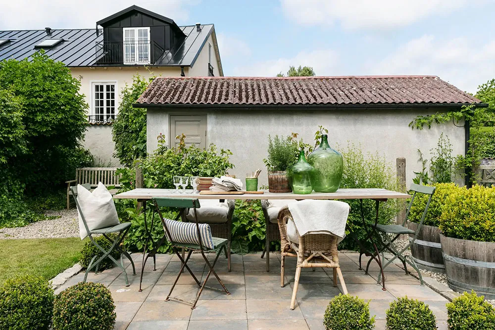 Вінтаж і легкі морські мотиви: затишна дача руками чоловіка в Швеції - Gallery image 13