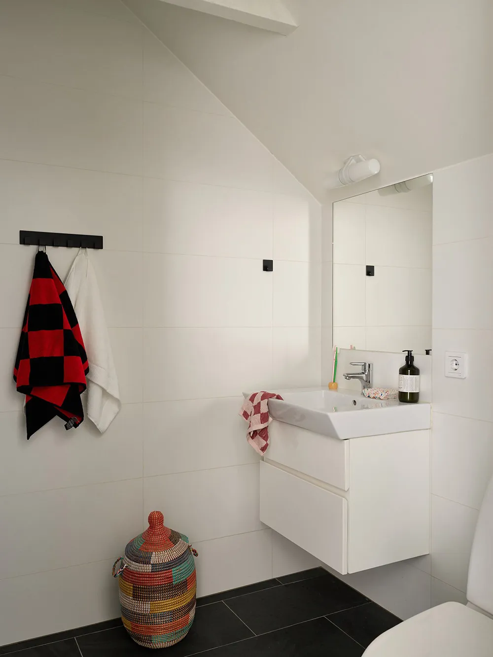 Уютная маленькая мансарда в Стокгольме с красочной мебелью (42 кв. м) - Gallery image 20