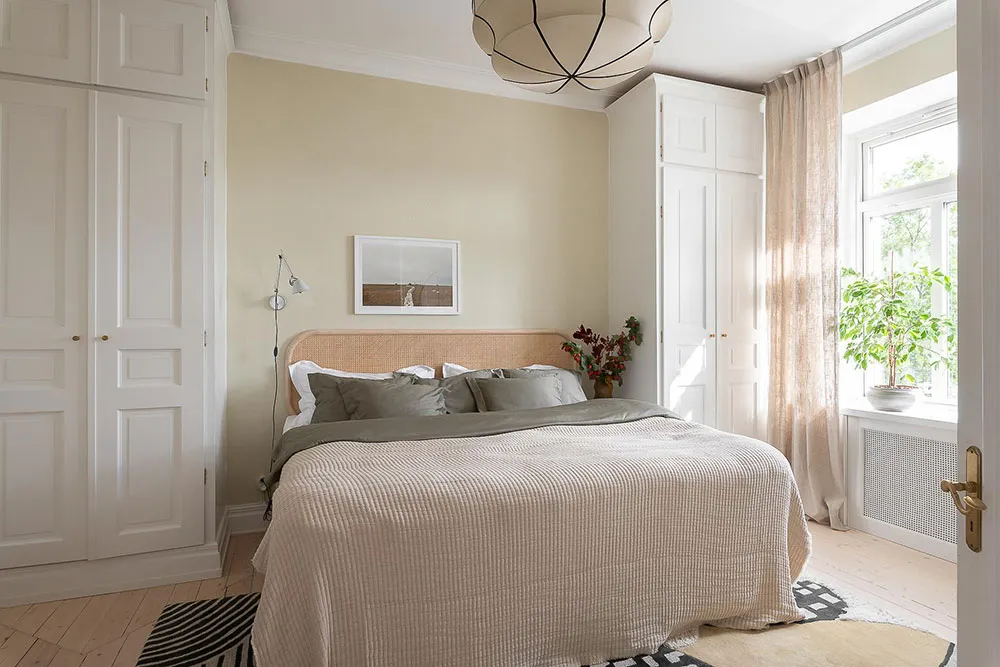 Світлий скандинавський інтер'єр із яскравими настінними постерами - Gallery image 9