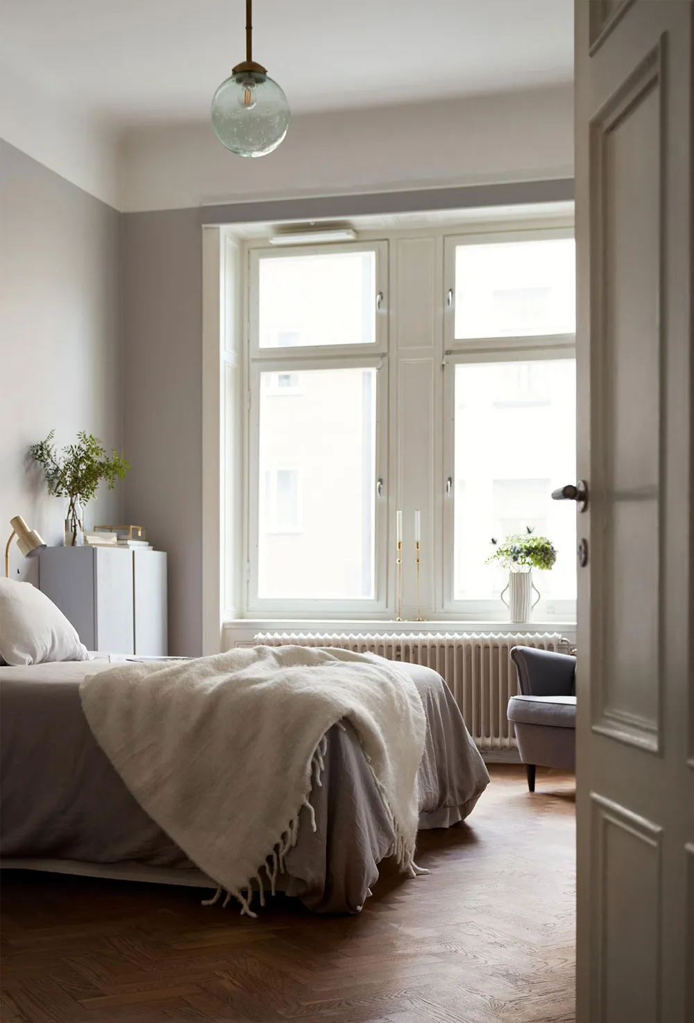 Interior escandinavo tranquilo con sofá de terciopelo azul (67 m²) - Gallery image 7