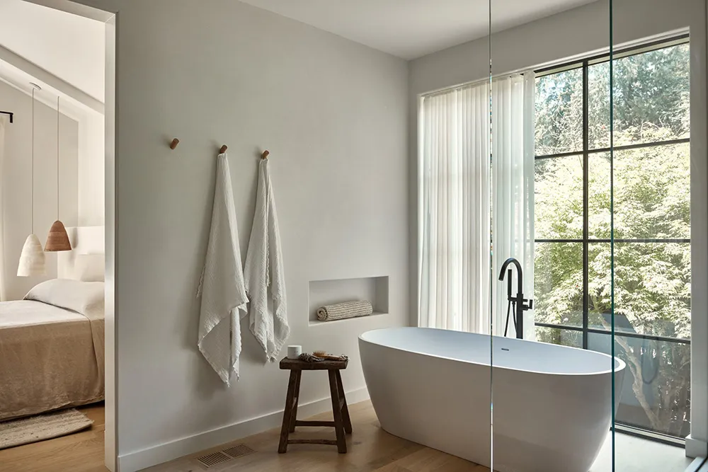 अमेरिका के जंगलों में स्थित एक आधुनिक कॉटेज का नरम, एकरंग आंतरिक दृश्य - Gallery image 36