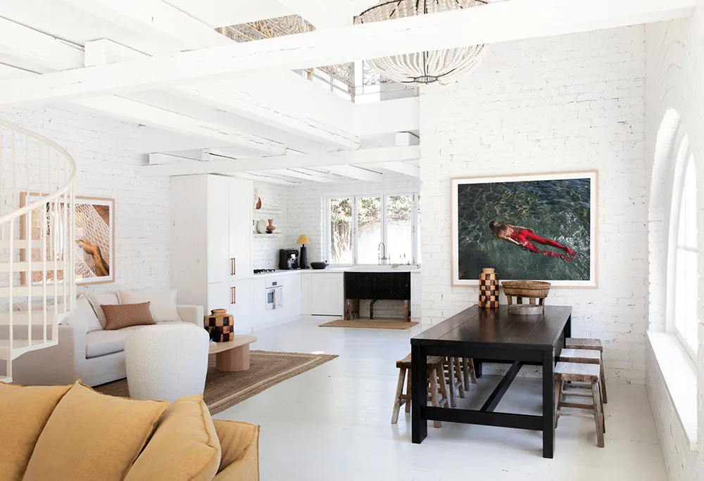 Beautiful white interior with ocean view in Australia - Gallery image 2