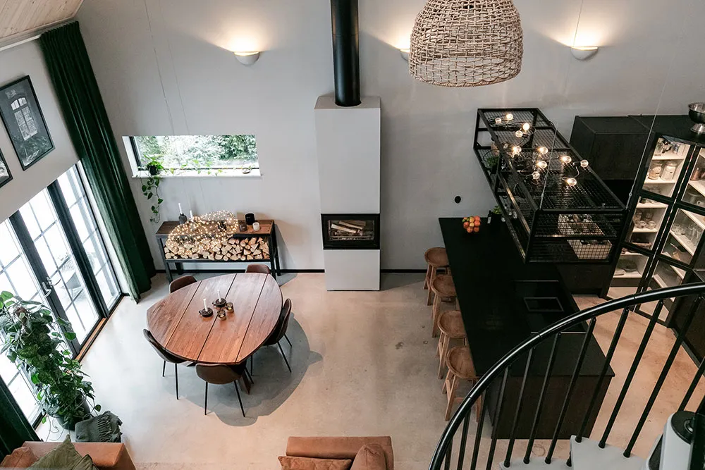 Cottage noir avec intérieur industriel - Gallery image 13