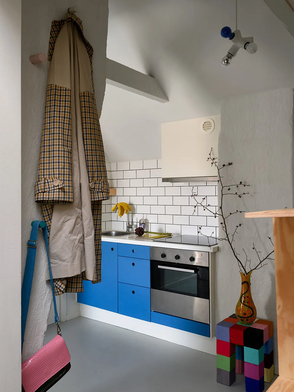 Уютная маленькая мансарда в Стокгольме с красочной мебелью (42 кв. м) - Gallery image 16