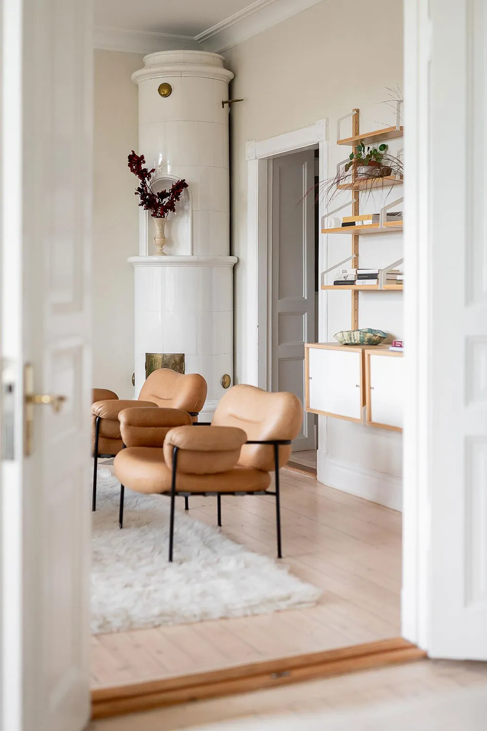 Світлий скандинавський інтер'єр із яскравими настінними постерами - Gallery image 13