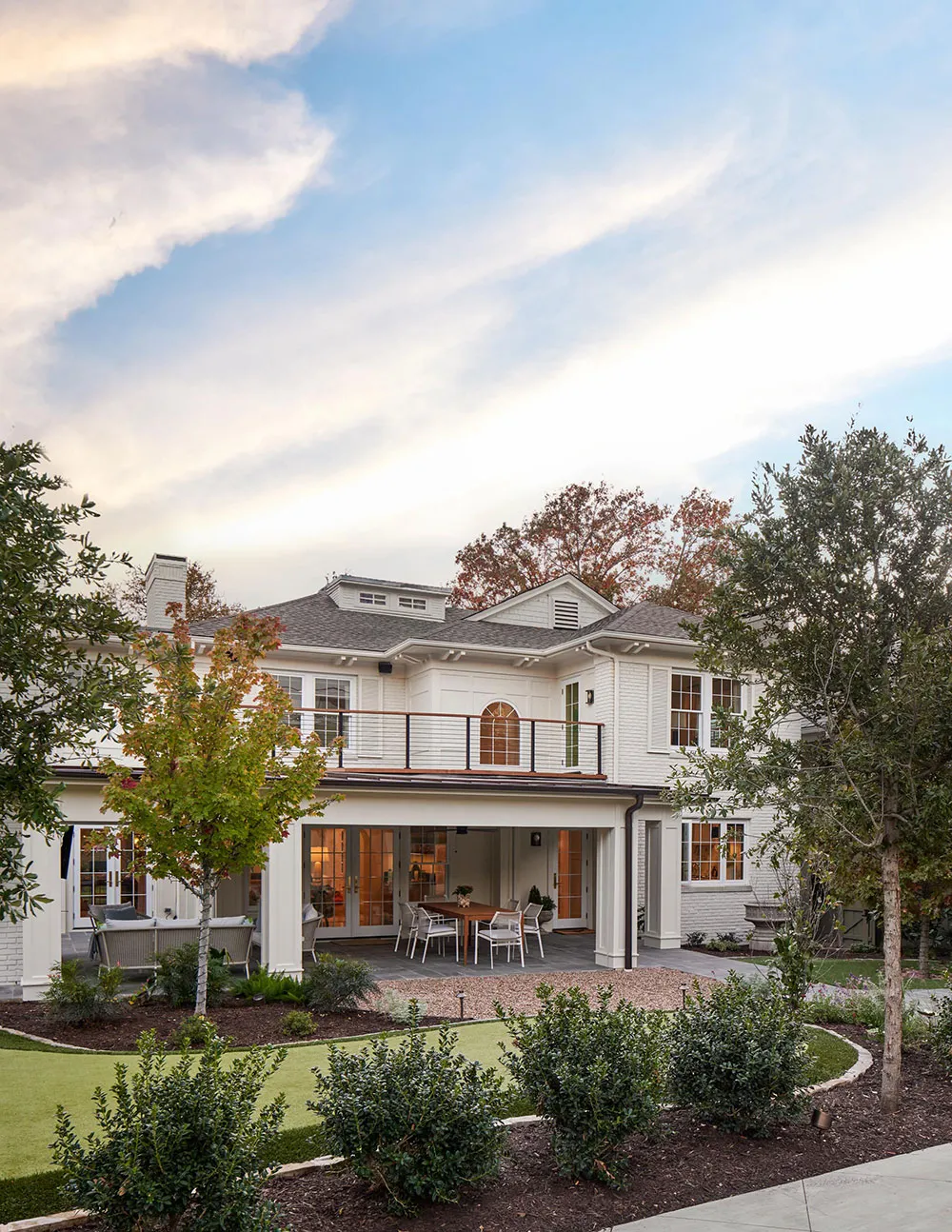 Leichte Pastelltöne und Wandpapiere in der Gestaltung eines schönen Hauses in Texas - Gallery image 1