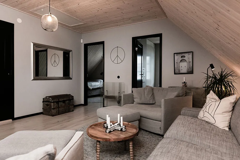 Cottage noir avec intérieur industriel - Gallery image 21