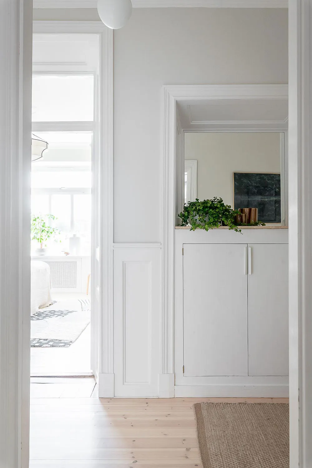 Світлий скандинавський інтер'єр із яскравими настінними постерами - Gallery image 28