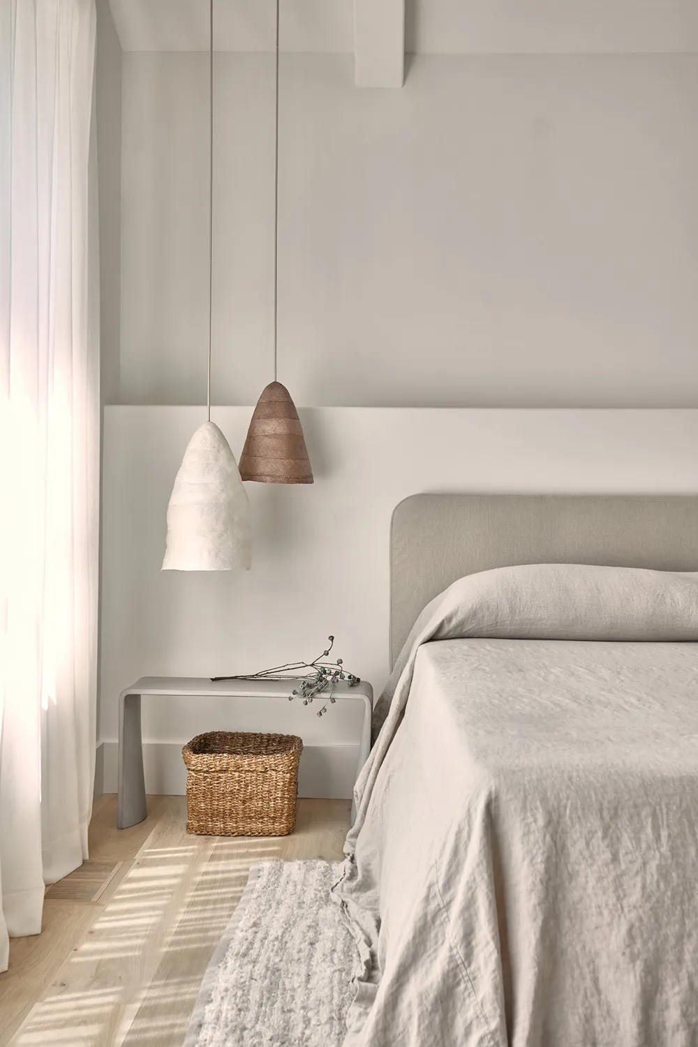 अमेरिका के जंगलों में स्थित एक आधुनिक कॉटेज का नरम, एकरंग आंतरिक दृश्य - Gallery image 35