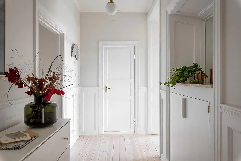 Світлий скандинавський інтер'єр із яскравими настінними постерами - Gallery image 15