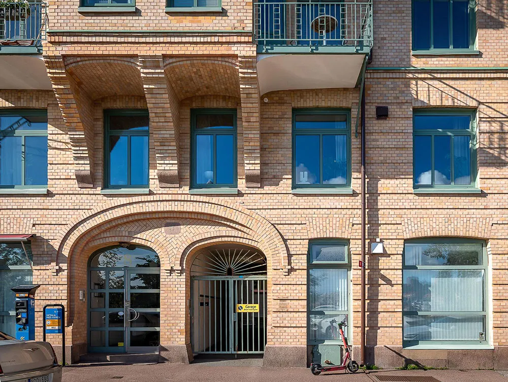 Світлий скандинавський інтер'єр із яскравими настінними постерами - Gallery image 34