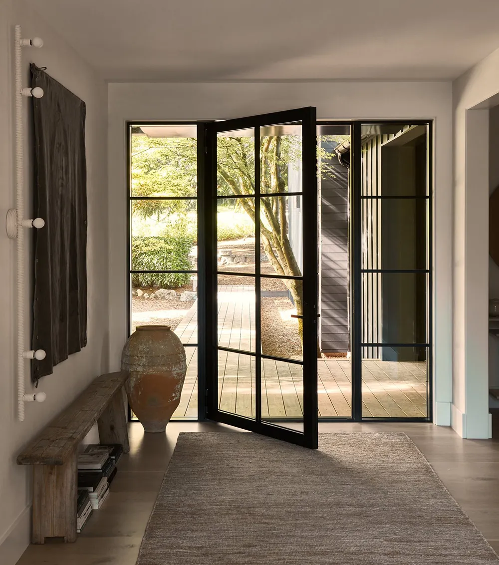 अमेरिका के जंगलों में स्थित एक आधुनिक कॉटेज का नरम, एकरंग आंतरिक दृश्य - Gallery image 38