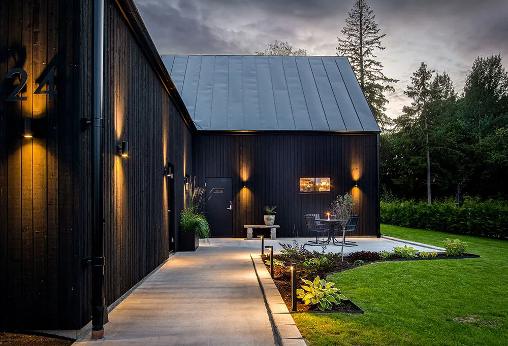 Cottage noir avec intérieur industriel - Gallery image 26