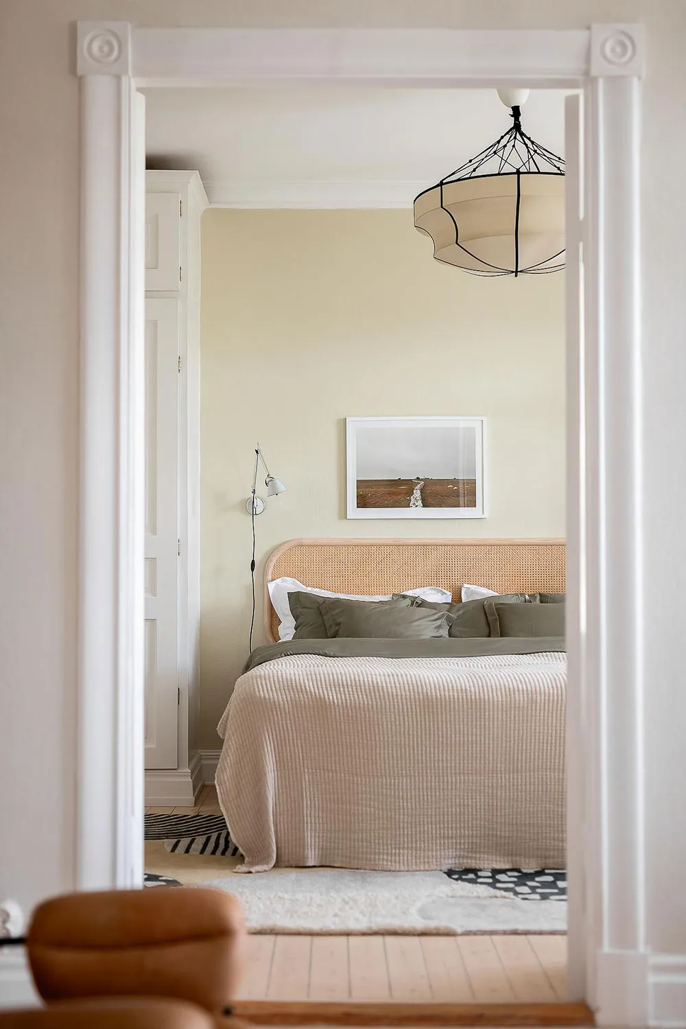 Світлий скандинавський інтер'єр із яскравими настінними постерами - Gallery image 8