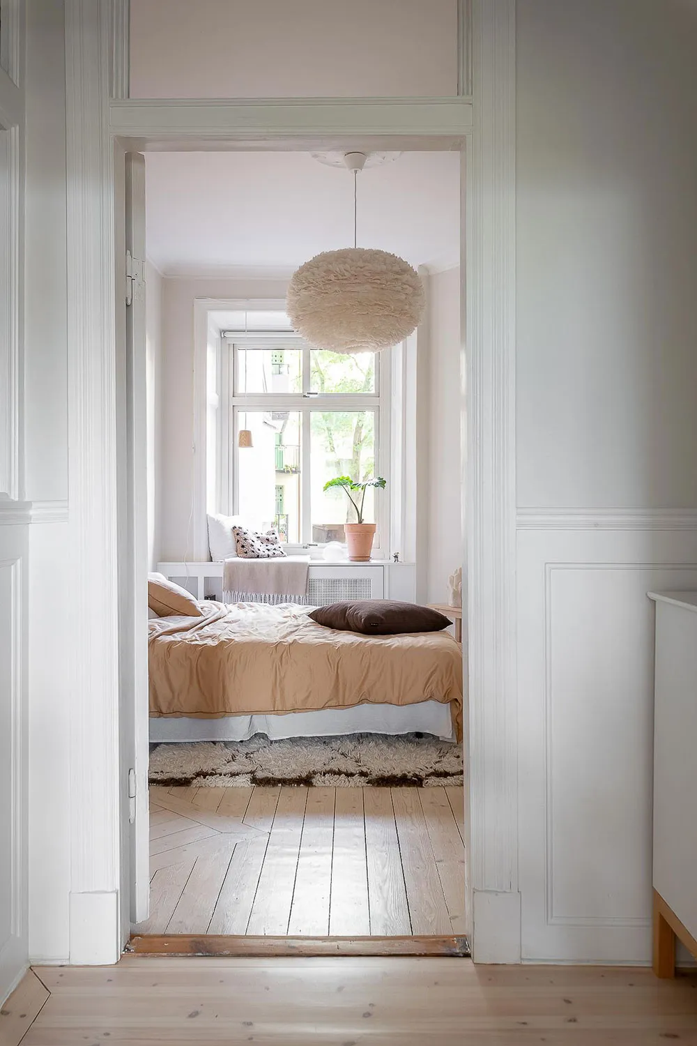 Світлий скандинавський інтер'єр із яскравими настінними постерами - Gallery image 17