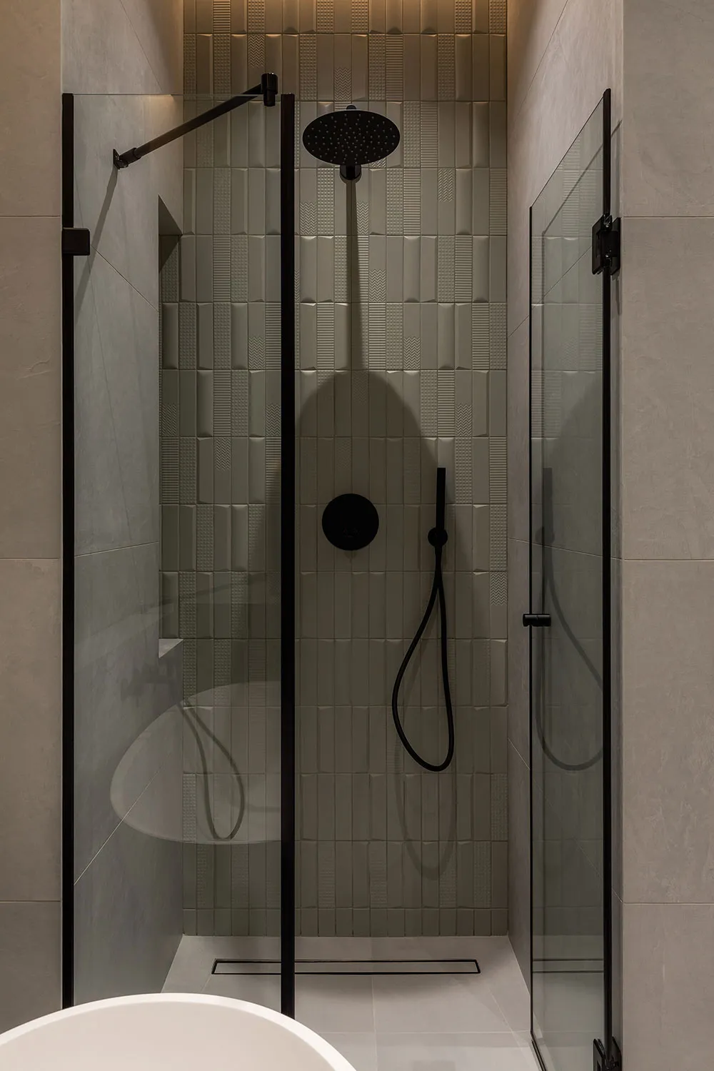 Concrete, Wood and Colorful Accents: Stylish Apartment in Kyiv - Gallery image 19