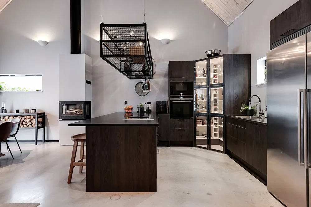 Cottage noir avec intérieur industriel - Gallery image 8