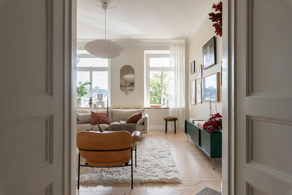 Світлий скандинавський інтер'єр із яскравими настінними постерами - Gallery image 2