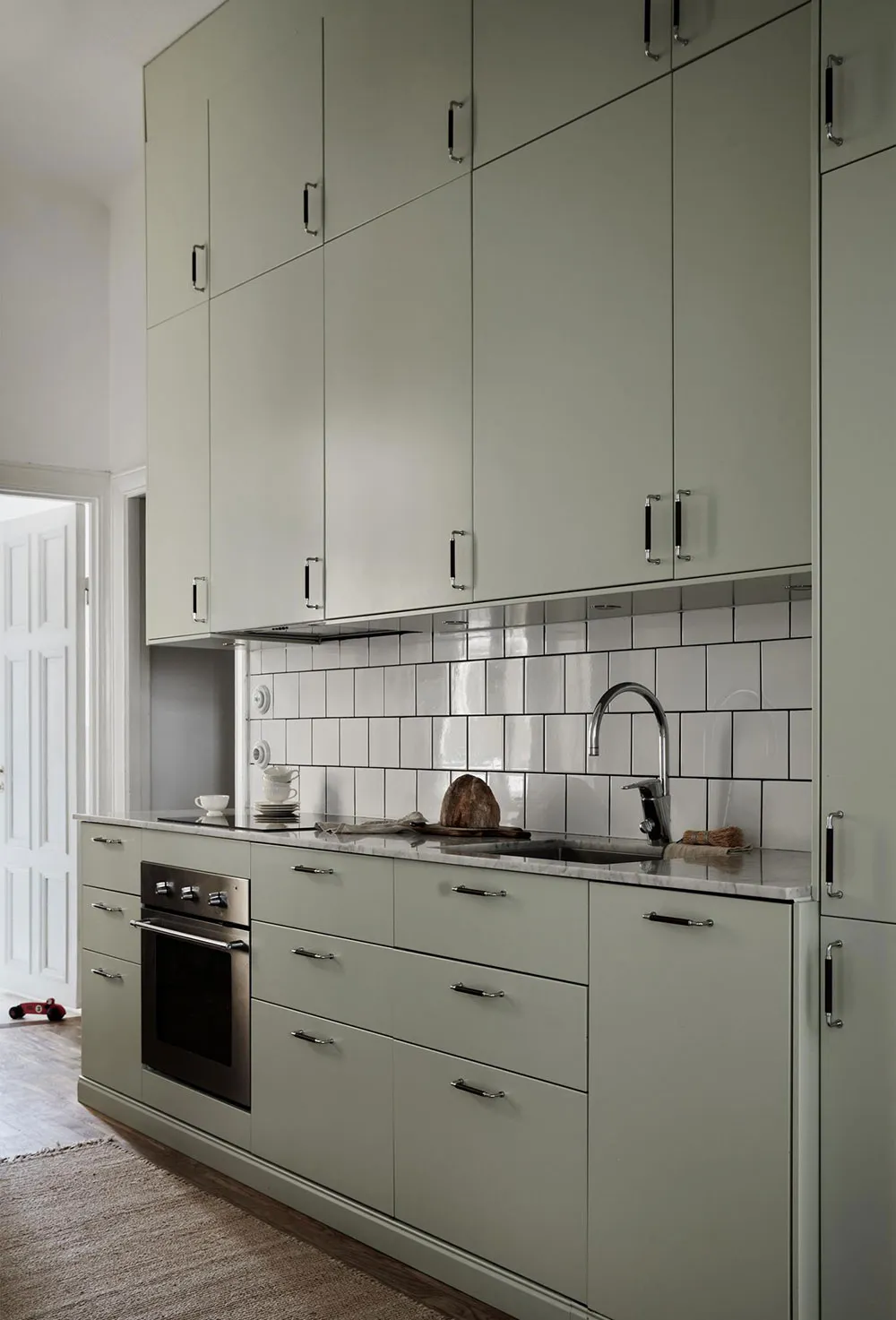 Interior escandinavo tranquilo con sofá de terciopelo azul (67 m²) - Gallery image 8