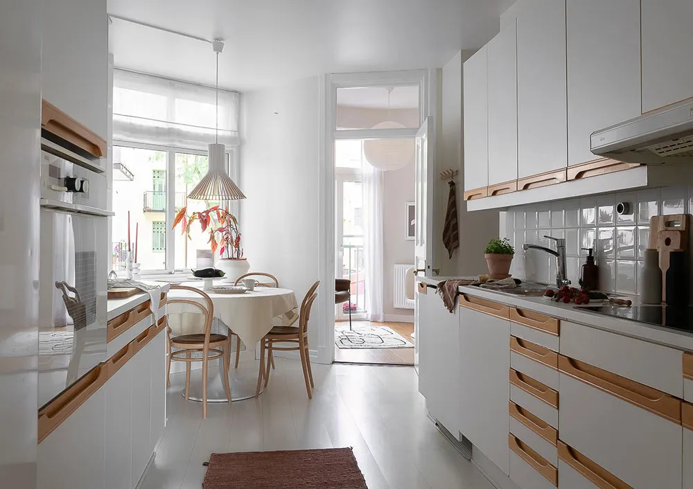 Світлий скандинавський інтер'єр із яскравими настінними постерами - Gallery image 20