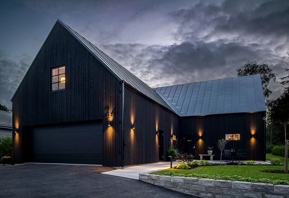 Cottage noir avec intérieur industriel - Gallery image 25