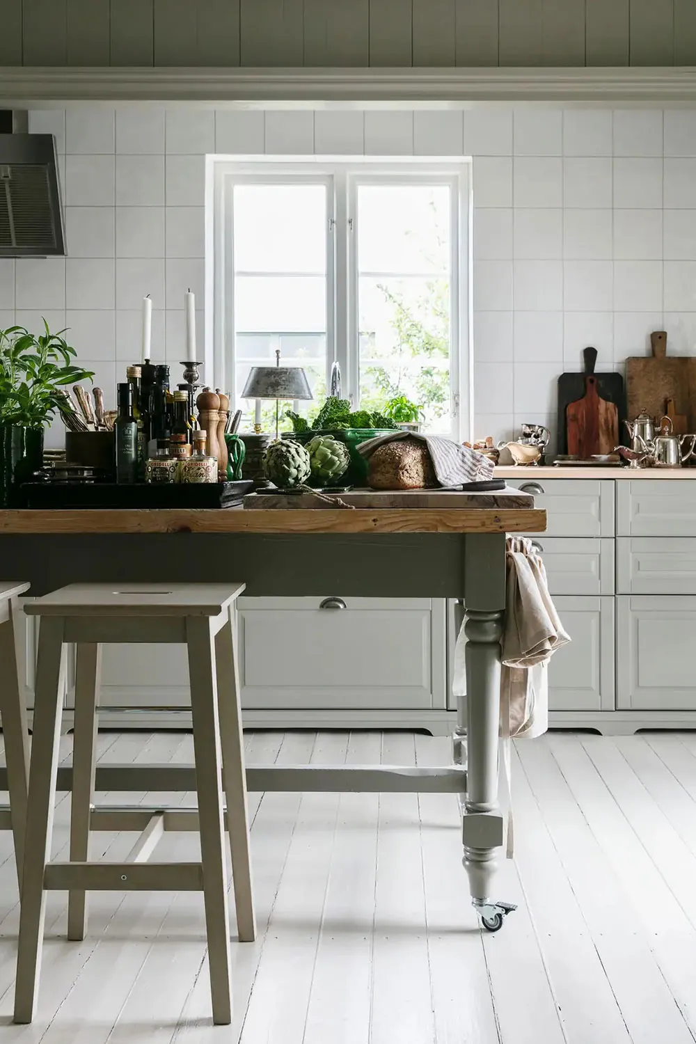 Вінтаж і легкі морські мотиви: затишна дача руками чоловіка в Швеції - Gallery image 5