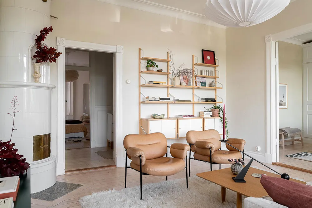 Світлий скандинавський інтер'єр із яскравими настінними постерами - Gallery image 5