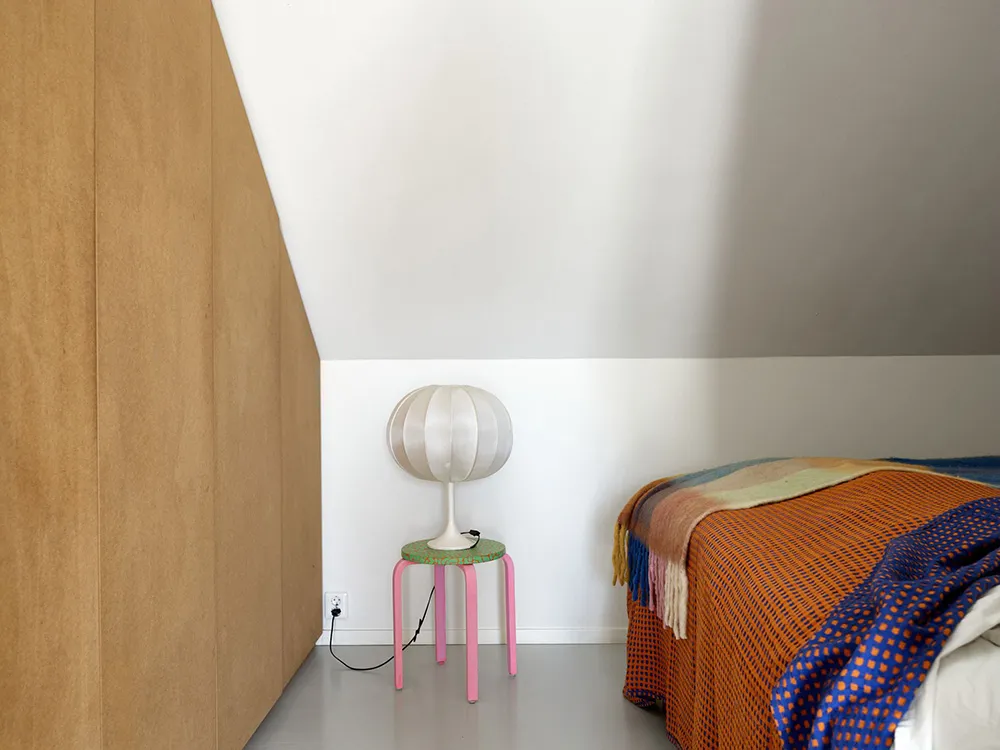 Уютная маленькая мансарда в Стокгольме с красочной мебелью (42 кв. м) - Gallery image 10