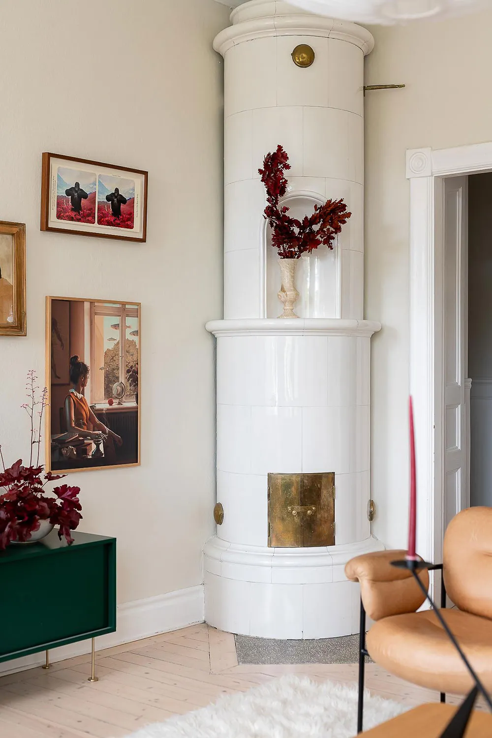 Світлий скандинавський інтер'єр із яскравими настінними постерами - Gallery image 6