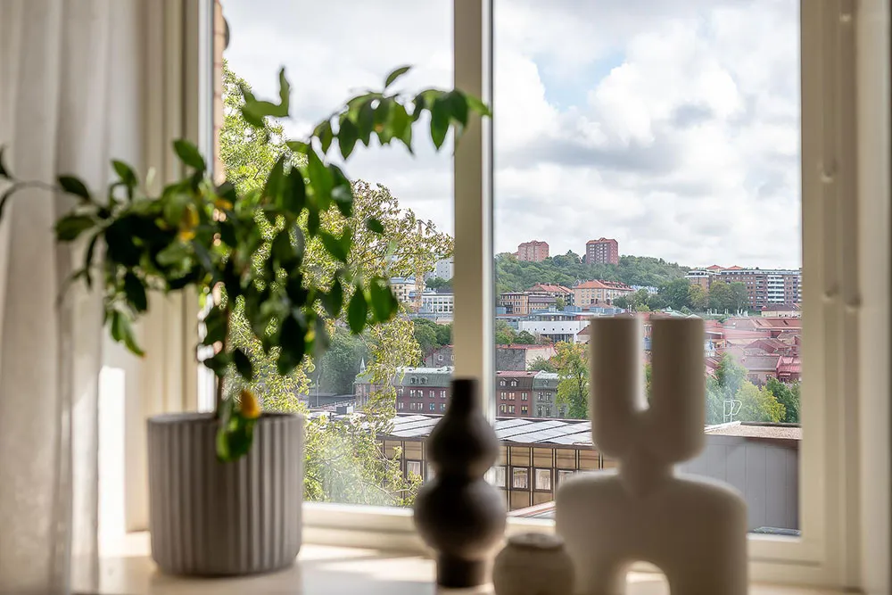 Світлий скандинавський інтер'єр із яскравими настінними постерами - Gallery image 4