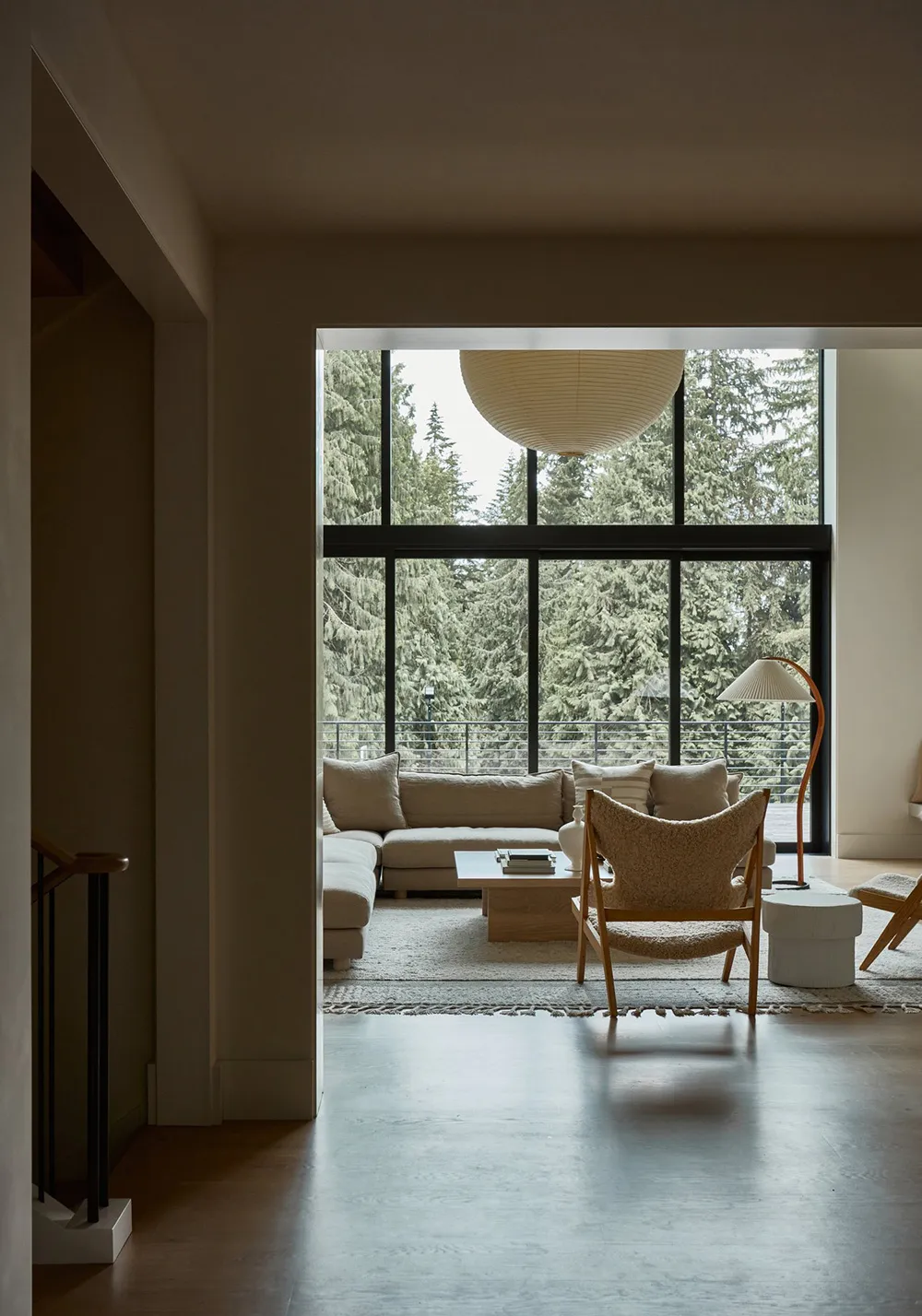 अमेरिका के जंगलों में स्थित एक आधुनिक कॉटेज का नरम, एकरंग आंतरिक दृश्य - Gallery image 24
