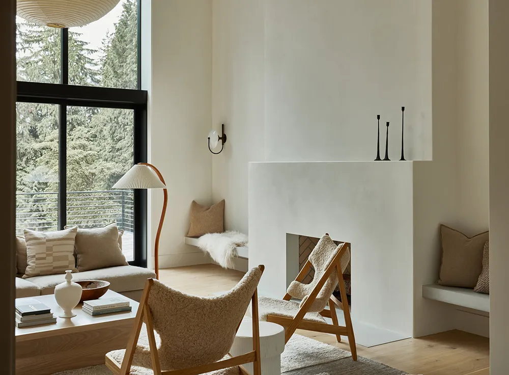 अमेरिका के जंगलों में स्थित एक आधुनिक कॉटेज का नरम, एकरंग आंतरिक दृश्य - Gallery image 14