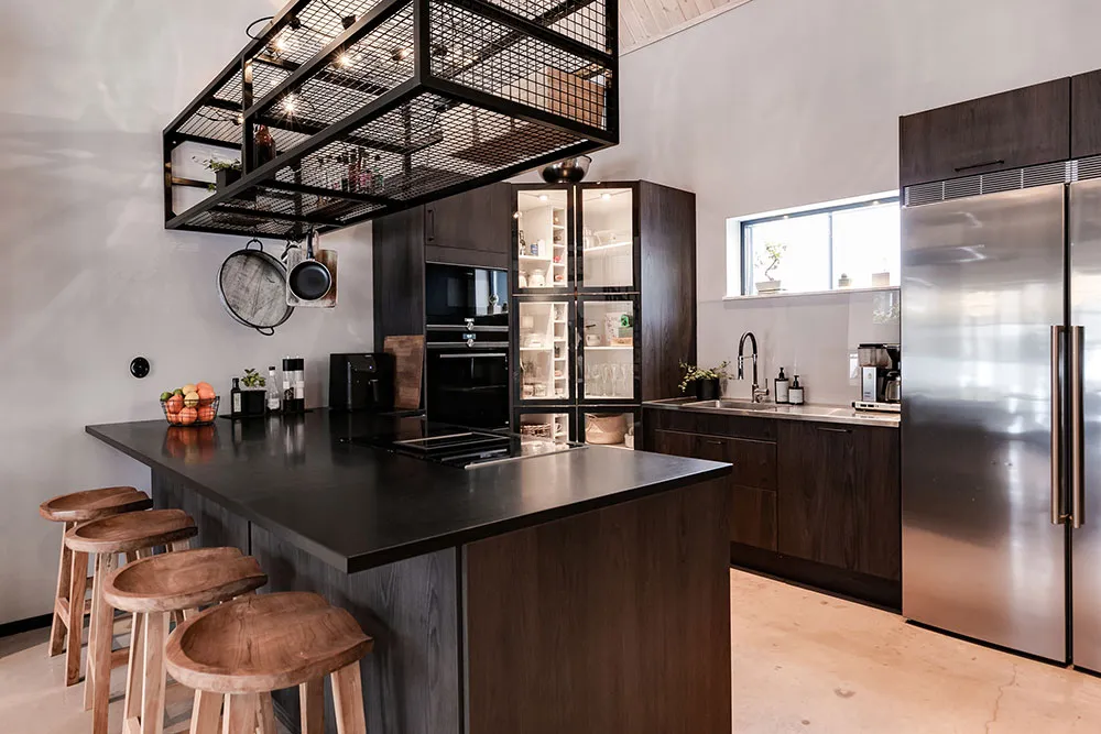 Cottage noir avec intérieur industriel - Gallery image 7