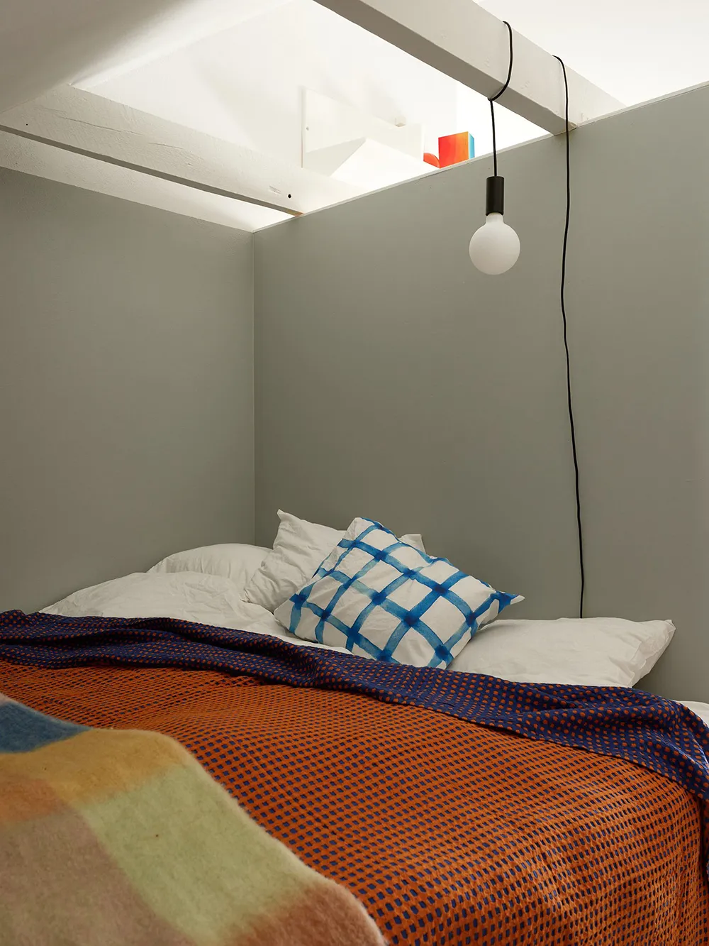 Уютная маленькая мансарда в Стокгольме с красочной мебелью (42 кв. м) - Gallery image 11